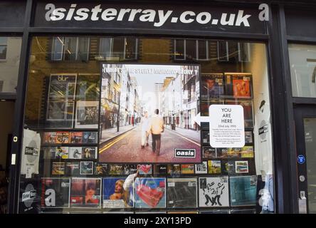 London, Großbritannien. August 2024. Das Fenster bei Sister Ray Records in Soho zeigt das Cover von Morning Glory?, dem zweiten Album von Oasis, als die Rockband aus Manchester nach 15 Jahren ein Wiedersehen ankündigt. Das Foto für das Album-Cover wurde in der Berwick Street aufgenommen, wo sich Schwester Ray befindet. Quelle: Vuk Valcic/Alamy Live News Stockfoto