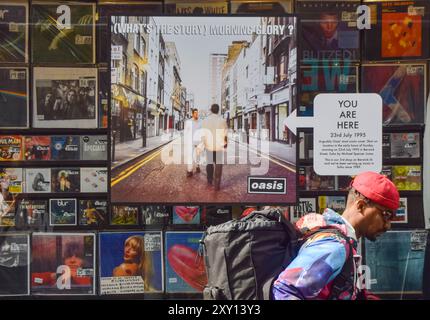 London, Großbritannien. August 2024. Das Fenster bei Sister Ray Records in Soho zeigt das Cover von Morning Glory?, dem zweiten Album von Oasis, als die Rockband aus Manchester nach 15 Jahren ein Wiedersehen ankündigt. Das Foto für das Album-Cover wurde in der Berwick Street aufgenommen, wo sich Schwester Ray befindet. Quelle: Vuk Valcic/Alamy Live News Stockfoto