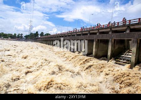 Feni, Chittagong, Bangladesch. August 2024. 27. August 2024, Feni, Chittagong, Bangladesch: Ein starker Fluss von Hochwasser wird im Muhuri Bewässerungsprojekt von Sonagazi upazila im Bezirk Feni der Division Chittagong von Bangladesch beobachtet. (Kreditbild: © Muhammad Amdad Hossain/ZUMA Press Wire) NUR REDAKTIONELLE VERWENDUNG! Nicht für kommerzielle ZWECKE! Stockfoto