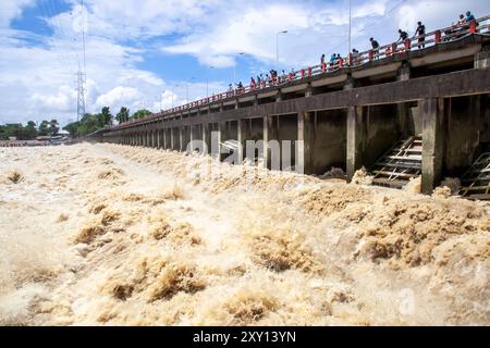 Feni, Chittagong, Bangladesch. August 2024. 27. August 2024, Feni, Chittagong, Bangladesch: Ein starker Fluss von Hochwasser wird im Muhuri Bewässerungsprojekt von Sonagazi upazila im Bezirk Feni der Division Chittagong von Bangladesch beobachtet. (Kreditbild: © Muhammad Amdad Hossain/ZUMA Press Wire) NUR REDAKTIONELLE VERWENDUNG! Nicht für kommerzielle ZWECKE! Stockfoto