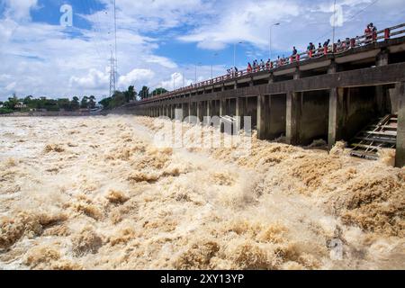 Feni, Chittagong, Bangladesch. August 2024. 27. August 2024, Feni, Chittagong, Bangladesch: Ein starker Fluss von Hochwasser wird im Muhuri Bewässerungsprojekt von Sonagazi upazila im Bezirk Feni der Division Chittagong von Bangladesch beobachtet. (Kreditbild: © Muhammad Amdad Hossain/ZUMA Press Wire) NUR REDAKTIONELLE VERWENDUNG! Nicht für kommerzielle ZWECKE! Stockfoto