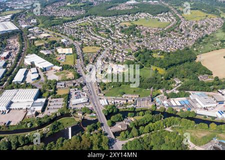 Luftdrohnenfoto des Dorfes Kirkheaton, Huddersfield im Bezirk Kirklees in der Grafschaft West Yorkshire England mit dem Dorf und Stockfoto