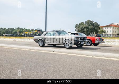 Gulfport, MS - 05. Oktober 2023: Weitwinkelansicht eines Ford Mustang Hardtop Coupés aus dem Jahr 1968 auf einer lokalen Automobilausstellung. Stockfoto