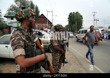 Srinagar, Indien. August 2024. Die Zentral- und Staatstruppen haben vor dem Wahlbüro im Bezirk Pulwama einen vollständigen Sicherheitsschutz erhalten, da nach einer Lücke von 10 Jahren in der Region Jammu und dem Gebiet der Kaschmir-union die Wahlen stattfinden werden. (Foto: Nisar UL Haq Allaie/Pacific Press) Credit: Pacific Press Media Production Corp./Alamy Live News Stockfoto