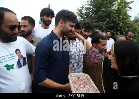 Srinagar, Indien. August 2024. Anhänger des demokratischen Kandidaten der Völker für den Wahlkreis Pulwama Waheed UR Rehman para Die Wahlen zur Versammlung wurden nach einer langen Lücke von 10 Jahren im Unionsgebiet von Jammu und Kaschmir angekündigt (Foto: Nisar UL Haq Allaie/Pacific Press) Credit: Pacific Press Media Production Corp./Alamy Live News Stockfoto