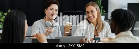Ein Team junger Fachkräfte arbeitet an einem Startup-Projekt, diskutiert Ideen und arbeitet zusammen. Stockfoto