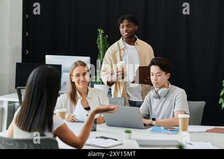 Ein vielfältiges Startup-Team arbeitet in einem hellen Bürobereich zusammen. Stockfoto