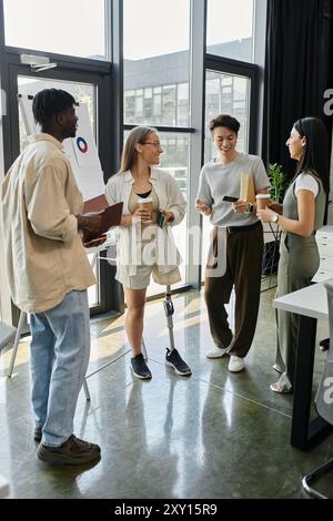 Vier Kollegen versammeln sich um ein Whiteboard und arbeiten an einem Projekt zusammen. Stockfoto