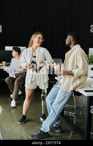 Eine Frau und ein Mann, Kollegen, unterhalten sich entspannt in einem Büro. Stockfoto