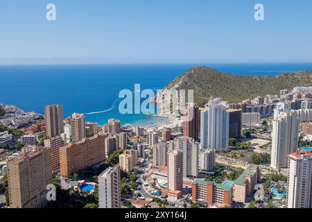 Luftbild der schönen Stadt Benidorm in Spanien, die die Südstrand Promenade und die Hotels und Wohnwohnungen mit dem Sandstrand zeigt Stockfoto