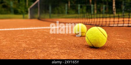 Tennisbälle auf dem Sandplatz im Freien. Banner mit Kopierbereich Stockfoto