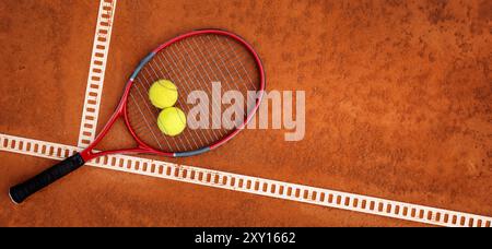 Tennisbälle und Schläger auf Lehmpasshintergrund. Draufsicht mit Kopierbereich Stockfoto