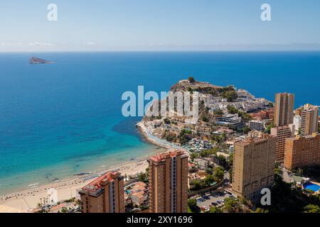 Luftbild der schönen Stadt Benidorm in Spanien, die die Südstrand Promenade und die Hotels und Wohnwohnungen mit dem Sandstrand zeigt Stockfoto