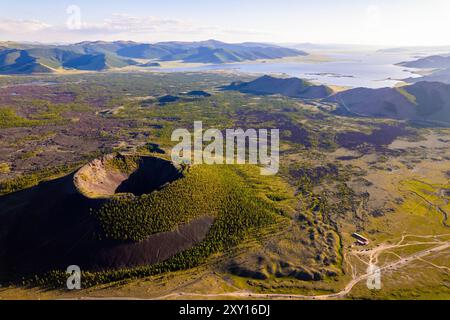 Der Vulkan Horgo und der See Terkhiin Tsagaan Nuur in der Mongolei. Luftaufnahme. Stockfoto