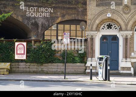 Ladestation für Elektrofahrzeuge am Straßenrand. London - 26. August 2024 Stockfoto