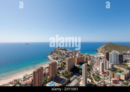 Luftbild der schönen Stadt Benidorm in Spanien, die die Südstrand Promenade und die Hotels und Wohnwohnungen mit dem Sandstrand zeigt Stockfoto