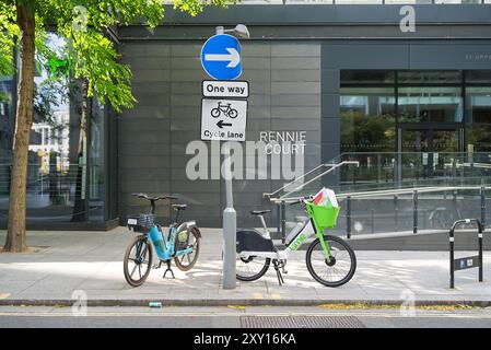 2 Leihfahrräder am Straßenrand neben einem Einbahnschild. London - 26. August 2024 Stockfoto