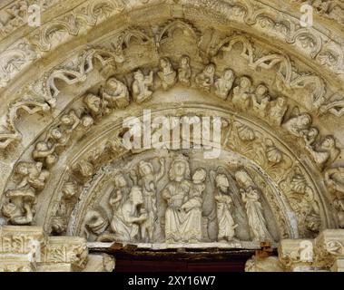 Betanzos, Provinz A Coruña, Galicien, Spanien. Kirche Santa Maria del Azogue (Igrexa de Santa Maria do Azogue). Erbaut von Fernán Pérez de Andrade zwischen dem späten 14. Und frühen 15. Jahrhundert, an der Stelle eines früheren romanischen Tempels. Detail des Tympanons mit einer Darstellung der Anbetung der Könige und der Verkündigung (rechts). Stockfoto