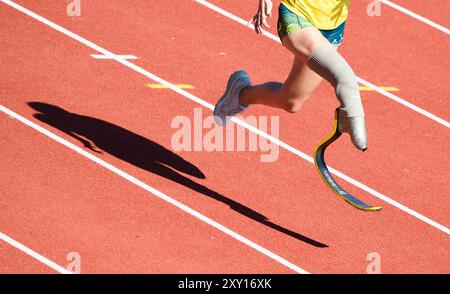 Paris, Frankreich. August 2024. Paralympics, Paris 2024, Leichtathletiktraining, ein Athlet aus Australien sprintet mit einer Prothese. Quelle: Julian Stratenschulte/dpa/Alamy Live News Stockfoto