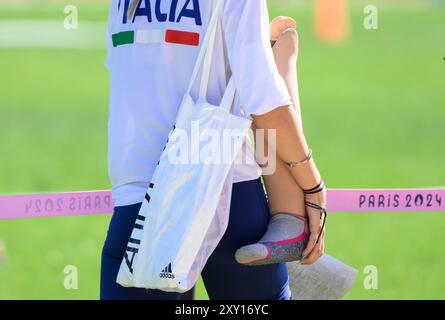 Paris, Frankreich. August 2024. Paralympics, Paris 2024, Leichtathletik-Training, eine Athletin aus Italien trägt ihre Beinprothese auf dem Weg zum Training. Quelle: Julian Stratenschulte/dpa/Alamy Live News Stockfoto