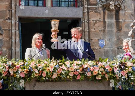 Veere, Niederlande, 27-08-27, 12:36:58 VEERE, 27-08-2024 2024, König Willem Alexander und ihre Königin Máxima bei einem Regionalbesuch in Walcheren in der Provinz Zeeland. Das Königspaar besucht die Gemeinden Vlissingen, Middelburg und Veere. FOTO: NLBeeld/FotovrouwtjeIn dem Foto: Der König und die Königin Máxima spazieren durch das historische Zentrum und erhalten eine Erklärung im Museum Veere Credit: NL Beeld / Hans de Vries Stockfoto