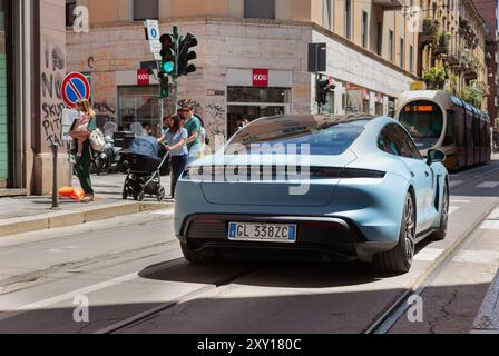 Mailand, Italien – 22. Juni 2024: Neptun Blue Porsche Taycan 4S Sport Turism Elektroauto auf der Mailänder Straße Stockfoto