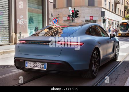 Mailand, Italien – 22. Juni 2024: Neptun Blue Porsche Taycan 4S Sport Turism Elektroauto auf der Mailänder Straße Stockfoto