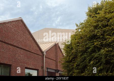 Mailand, Italien – 22. Juni 2024: Blick auf Pirelli Hangar Bicocca, gemeinnützige Stiftung, die sich der Herstellung und Förderung zeitgenössischer Kunst widmet Stockfoto