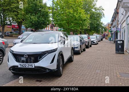 Zahlreiche Autos parkten auf dem Bürgersteig an einer Zufahrtsstraße bei Shepperton High Street Surrey England UK Stockfoto