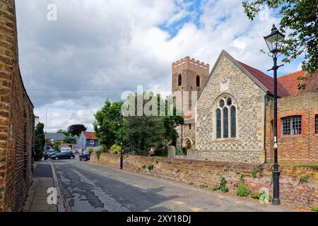 St. Nicholas Pfarrkirche am Church Square Shepperton Village an einem sonnigen Sommertag Surrey England Großbritannien Stockfoto