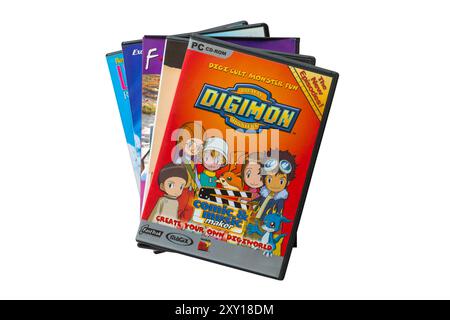 Stapel von Discs mit Digital Digimon Monsters PC CD ROM oben isoliert auf weißem Hintergrund Digi-kultes Monster Spaß Comic & Musikmacher Stockfoto