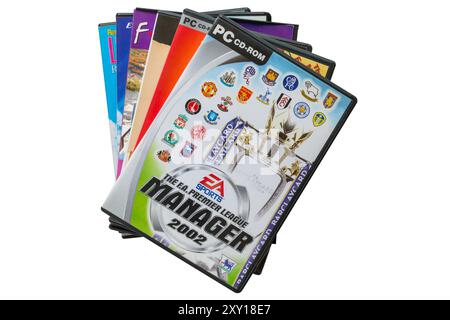 CD-ROM mit EA Sports, dem FC Premier League Manager 2002 PC auf der Oberseite, isoliert auf weißem Hintergrund Stockfoto