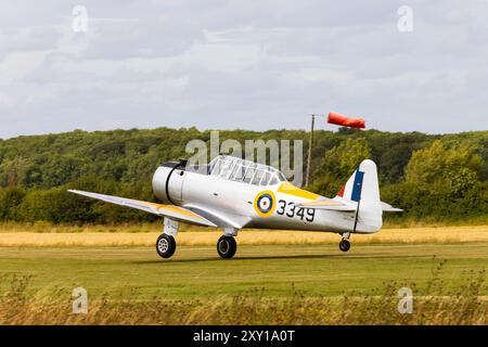 Nordamerikaner Yale NA64 Kriegstrainer in den Farben der Royal Canadian Air Force. 3349, G-BYNF auf dem Flugplatz Little Gransden, Cambridgeshire, eng Stockfoto