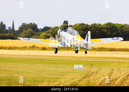 Nordamerikaner Yale NA64 Kriegstrainer in den Farben der Royal Canadian Air Force. 3349, G-BYNF auf dem Flugplatz Little Gransden, Cambridgeshire, eng Stockfoto