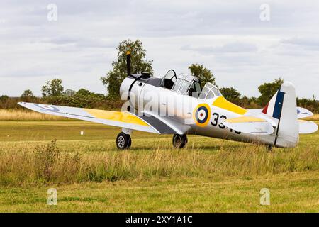 Nordamerikaner Yale NA64 Kriegstrainer in den Farben der Royal Canadian Air Force. 3349, G-BYNF auf dem Flugplatz Little Gransden, Cambridgeshire, eng Stockfoto