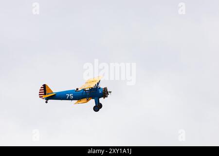 Boeing Stearman Model 75 blau und gelb, amerikanische Doppelflugzeuge auf dem Flugplatz Little Gransden, Cambridgeshire, England Stockfoto