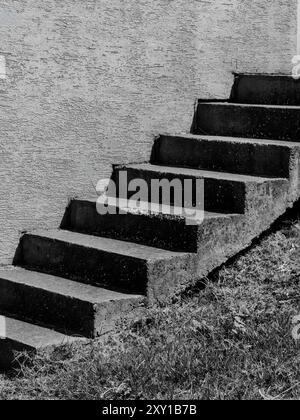 Ätherische Übergänge. Die Betontreppe in architektonischer Harmonie. Dualitätskonzept. Schwarz-weiß. Stockfoto