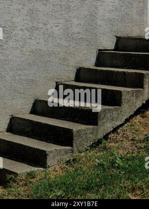 Ätherische Übergänge. Die Betontreppe in architektonischer Harmonie. Dualitätskonzept. Stockfoto