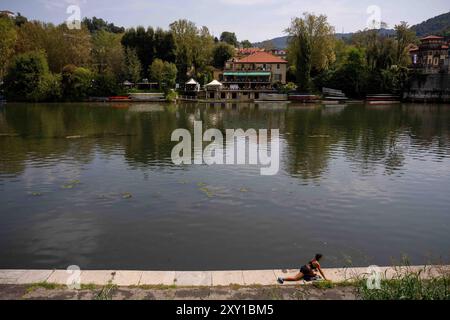 Torino, Italien. August 2024. Exotische Pflanze Elodea Nuttallii im Stadtteil Turin des Po RiverElodea nuttallii ist eine fremde Pflanzenart, die in Nord- und Südamerika beheimatet ist und als Zierpflanze für Teiche und Aquarien eingeführt wurde, und erstmals im Jahr 2022 erschien die Verbreitung im Stadtteil des Po, kam von den extremen klimatischen Bedingungen her: Ruhiges, warmes und seichtes Wasser auf dem Bild, allgemeine Ansicht des Flusses Po in Turin, Nordwest Italien - Dienstag, 27. August 2024. Sport - Fußball . (Foto: Marco Alpozzi/Lapresse) Credit: LaPresse/Alamy Live News Stockfoto