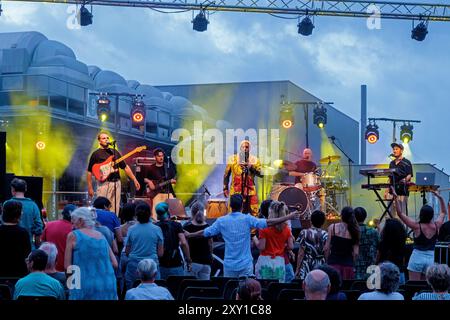 Pat Kalla und das Super Mojo im Konzert für das Einladungsfestival im Keller Vignerons du Pays von Enserune. Cazouls-Les-Beziers, Occitanie, Frankreich Stockfoto
