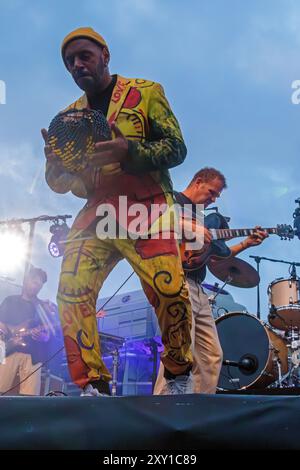 Pat Kalla und das Super Mojo im Konzert für das Einladungsfestival im Keller Vignerons du Pays von Enserune. Cazouls-Les-Beziers, Occitanie, Frankreich Stockfoto