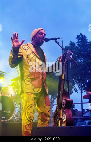 Pat Kalla und das Super Mojo im Konzert für das Einladungsfestival im Keller Vignerons du Pays von Enserune. Cazouls-Les-Beziers, Occitanie, Frankreich Stockfoto