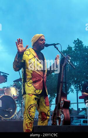 Pat Kalla und das Super Mojo im Konzert für das Einladungsfestival im Keller Vignerons du Pays von Enserune. Cazouls-Les-Beziers, Occitanie, Frankreich Stockfoto
