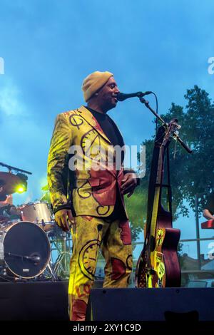 Pat Kalla und das Super Mojo im Konzert für das Einladungsfestival im Keller Vignerons du Pays von Enserune. Cazouls-Les-Beziers, Occitanie, Frankreich Stockfoto