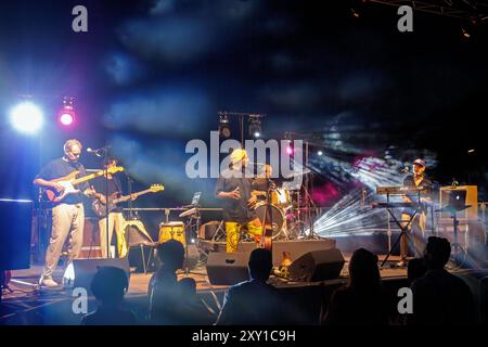 Pat Kalla und das Super Mojo im Konzert für das Einladungsfestival im Keller Vignerons du Pays von Enserune. Cazouls-Les-Beziers, Occitanie, Frankreich Stockfoto