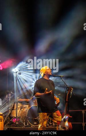 Pat Kalla und das Super Mojo im Konzert für das Einladungsfestival im Keller Vignerons du Pays von Enserune. Cazouls-Les-Beziers, Occitanie, Frankreich Stockfoto