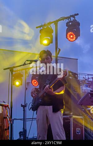 Pat Kalla und das Super Mojo im Konzert für das Einladungsfestival im Keller Vignerons du Pays von Enserune. Cazouls-Les-Beziers, Occitanie, Frankreich Stockfoto