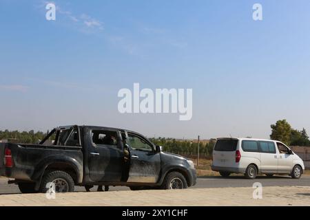 Tal Abyad, Syrien. 22. Oktober 2019. Kämpfer der Oppositionsgruppe der syrischen Nationalarmee bereiten sich darauf vor, Gebiete zu übernehmen, die von den kurdischen Truppen um die syrische Grenzstadt Tal Abyad abgezogen wurden. Die Operation ist Teil einer kürzlich von der türkischen Armee mit Unterstützung der von der Türkei unterstützten syrischen Nationalarmee gegen die Demokratischen Kräfte Syriens (SDF) und die Volksschutzeinheit (YPG) im Osten des Euphrats in Nordsyrien durchgeführten Militäroffensive. Die laufende Operation Friedensfrühling wurde von der Türkei am 9. Oktober mit dem erklärten Ziel gestartet, die YPG von den Türken zu drängen Stockfoto