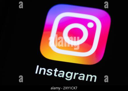 Rottweil, Deutschland. August 2024. Das Logo der Instagram-App ist auf dem Display eines iPhone zu sehen. Quelle: Silas Stein/dpa/Alamy Live News Stockfoto