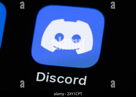 Rottweil, Deutschland. August 2024. Das Logo der App Discord, die einen Online-Service für Instant Messaging, Chat, Sprach- und Videokonferenzen bietet, ist auf dem Display eines iPhone zu sehen. Quelle: Silas Stein/dpa/Alamy Live News Stockfoto